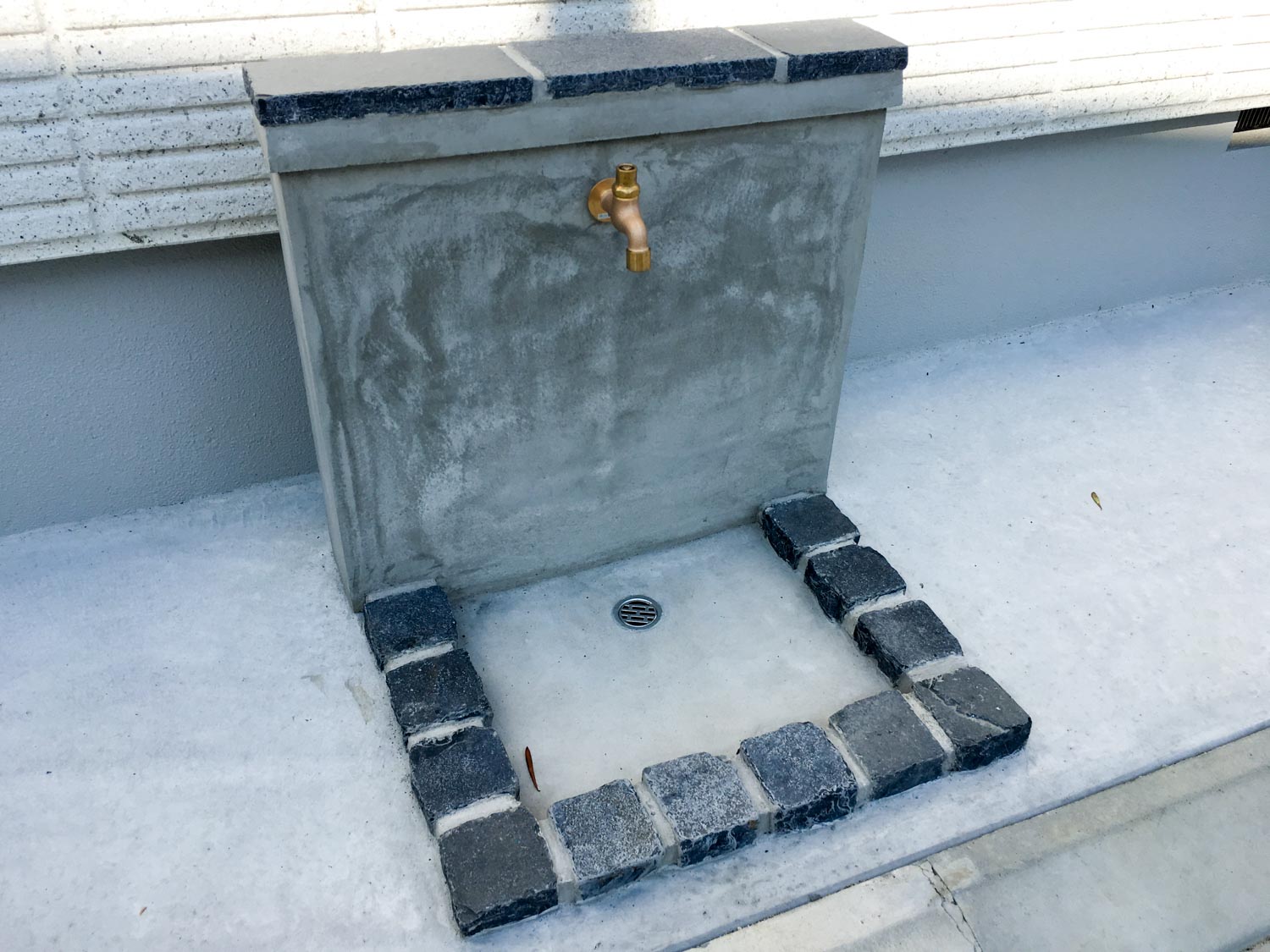 異形の土地を活用できるウッドデッキとフェンス