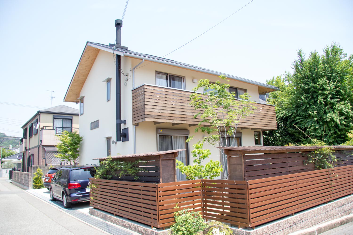 薪置き場と遮蔽のための庭小屋