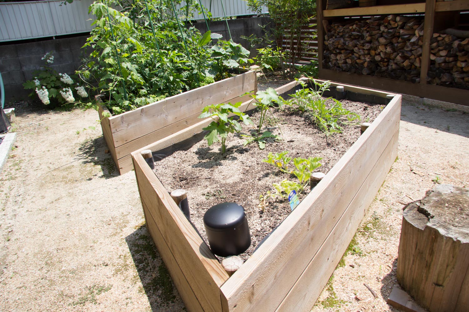 薪置き場と遮蔽のための庭小屋