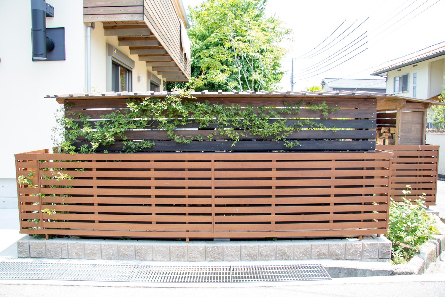 薪置き場と遮蔽のための庭小屋