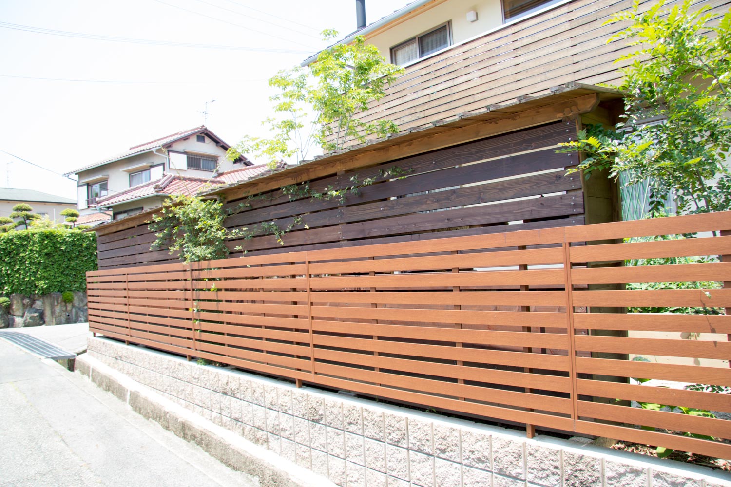 薪置き場と遮蔽のための庭小屋