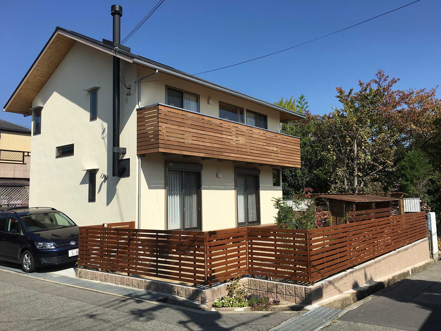 薪置き場と遮蔽のための庭小屋