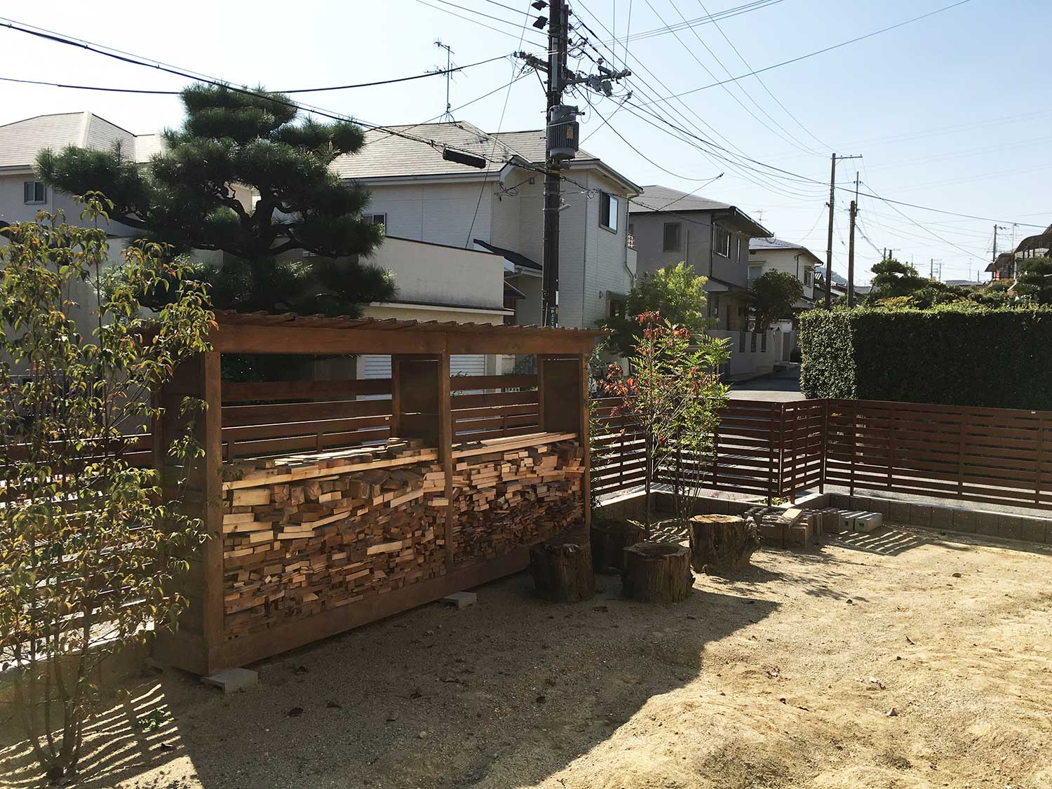 薪置き場と遮蔽のための庭小屋