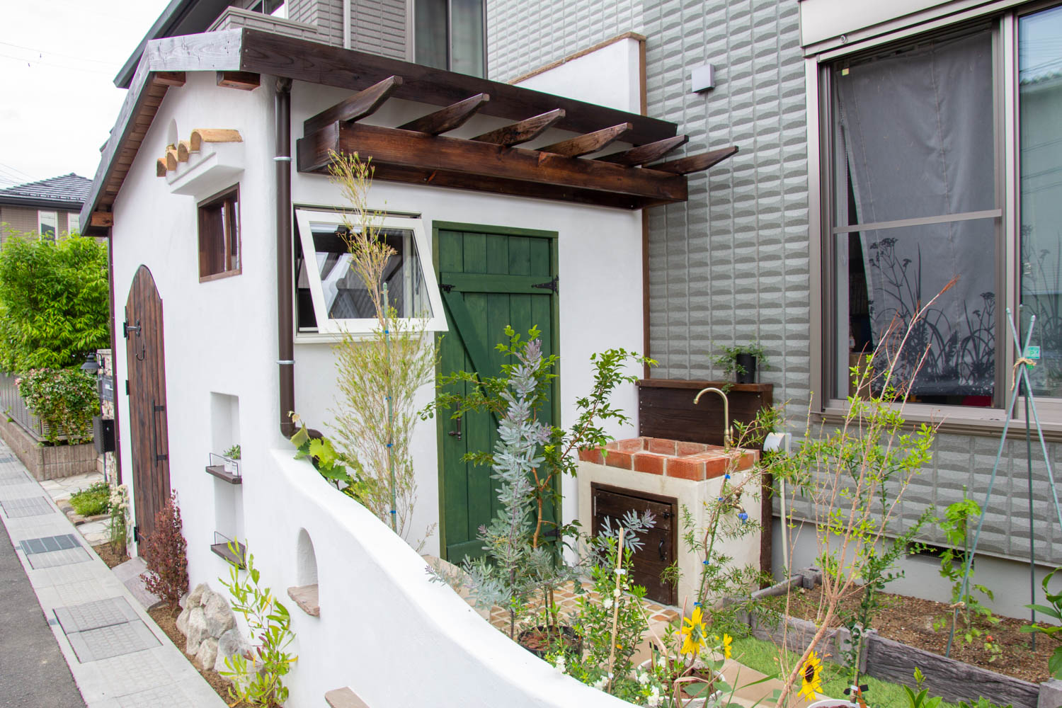 小屋と自転車置き場とサンルーム