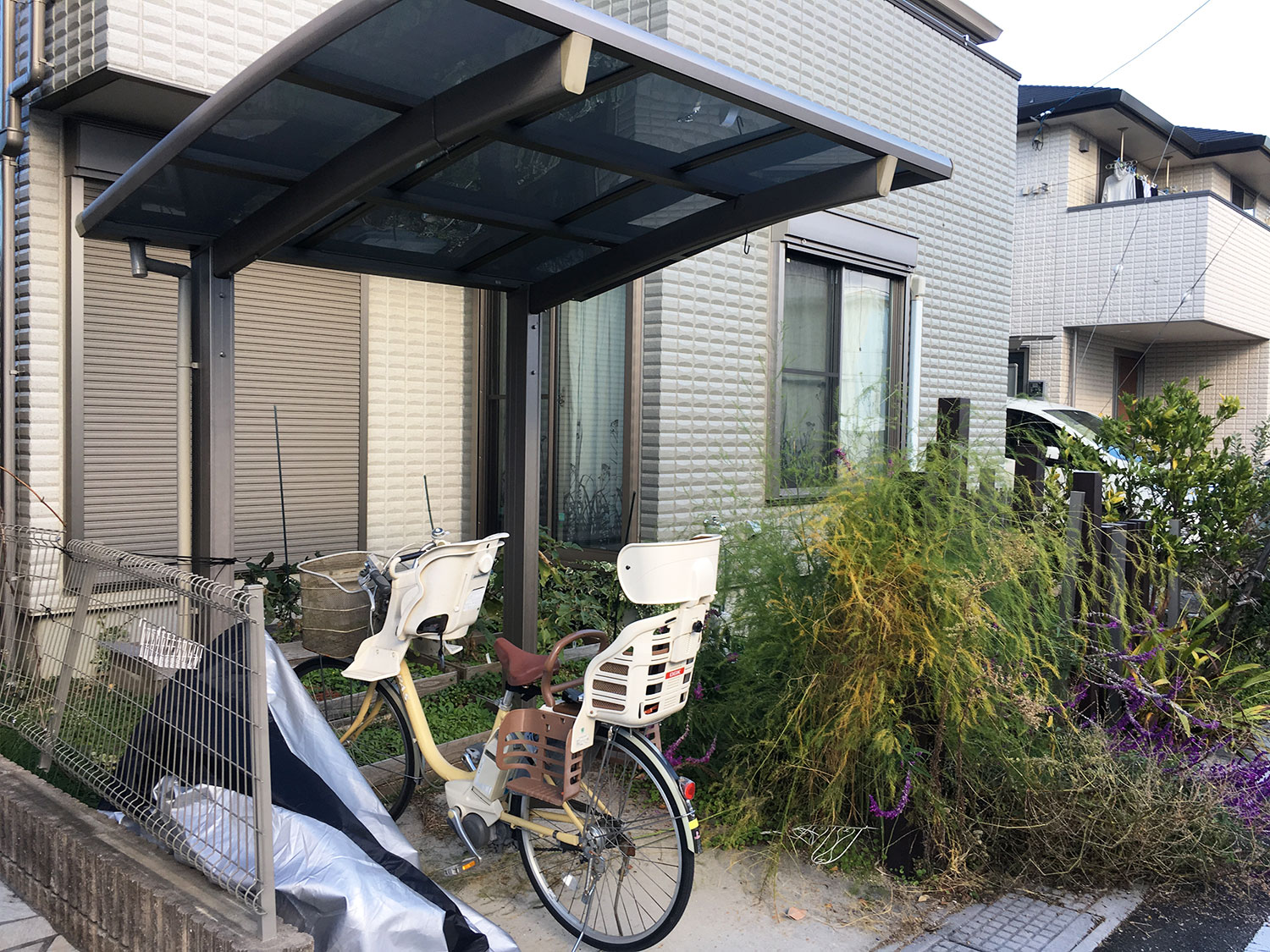 小屋と自転車置き場とサンルーム