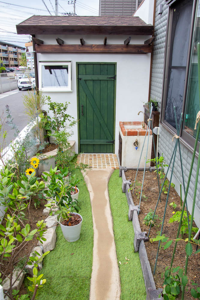 小屋と自転車置き場とサンルーム