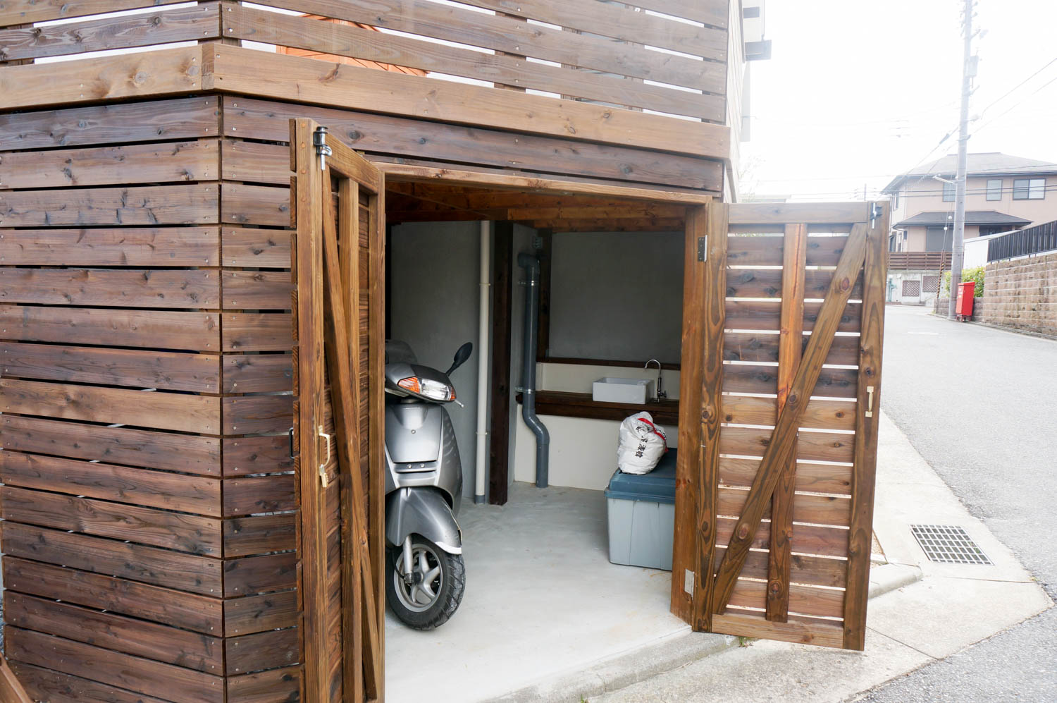 高台の新築住宅の問題点を外構で解決する