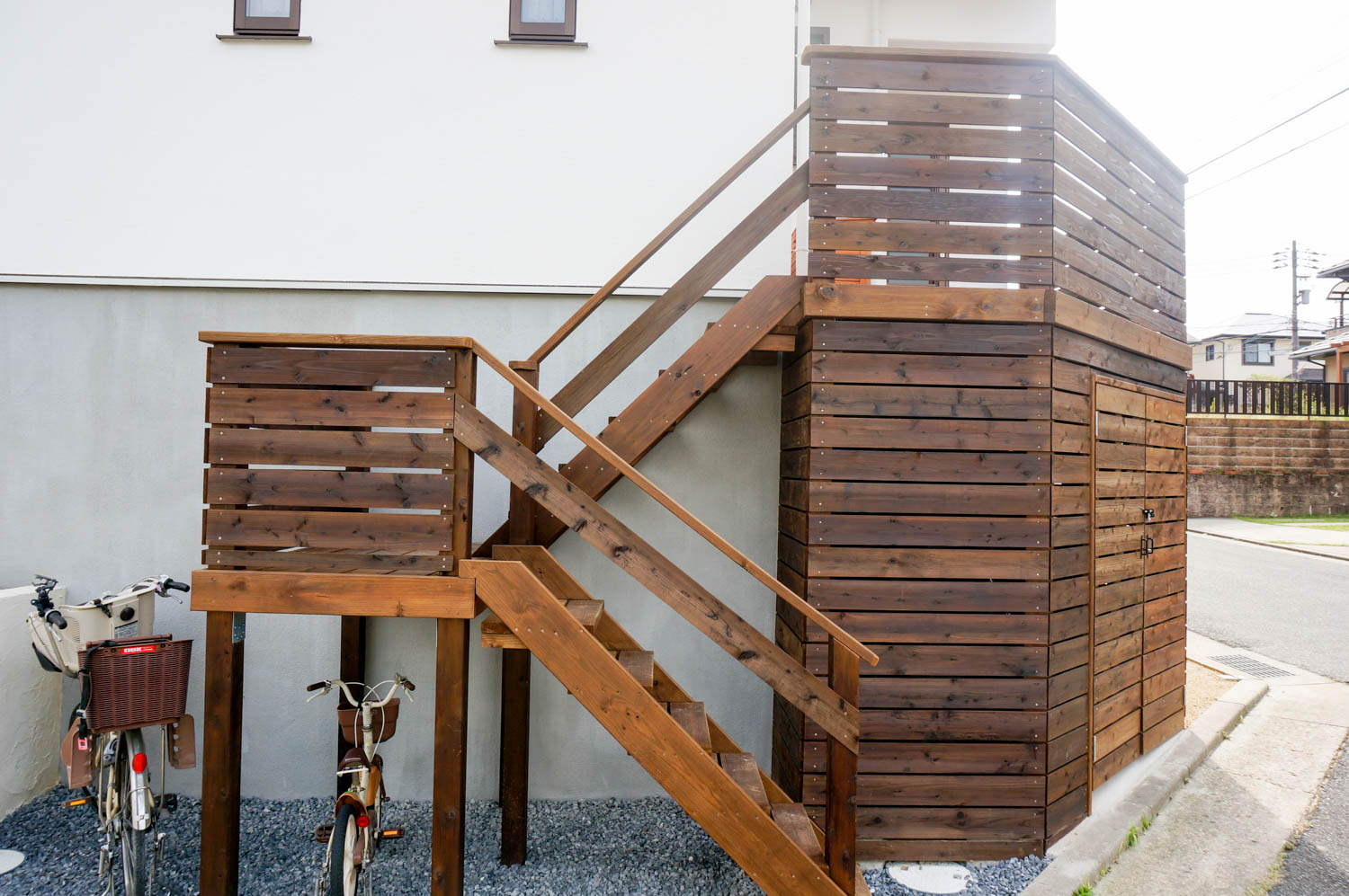 高台の新築住宅の問題点を外構で解決する