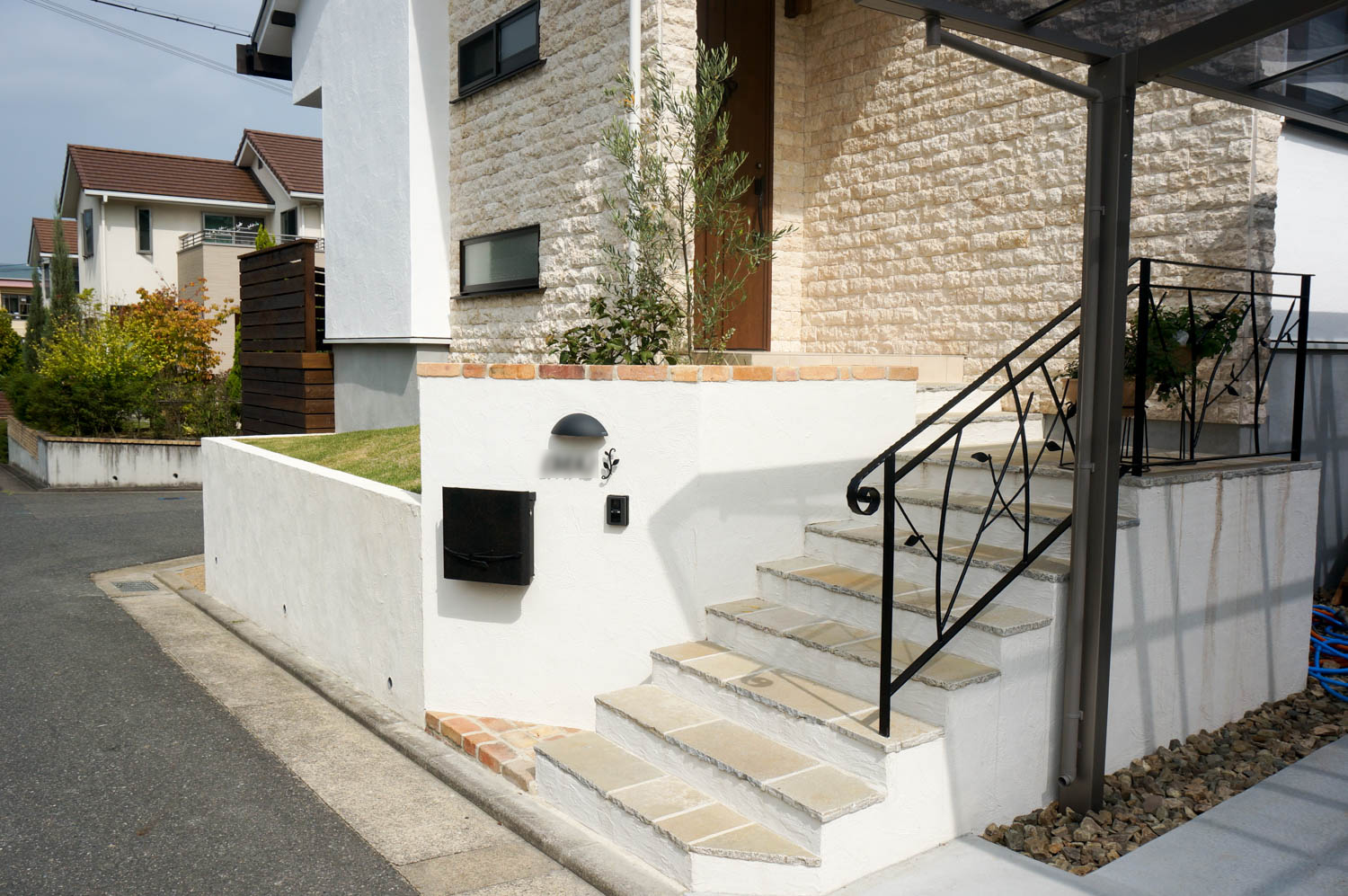 高台の新築住宅の問題点を外構で解決する