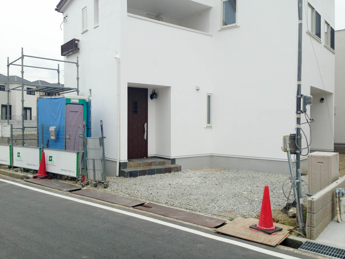 遮蔽フェンスとウッドデッキを一体化した庭