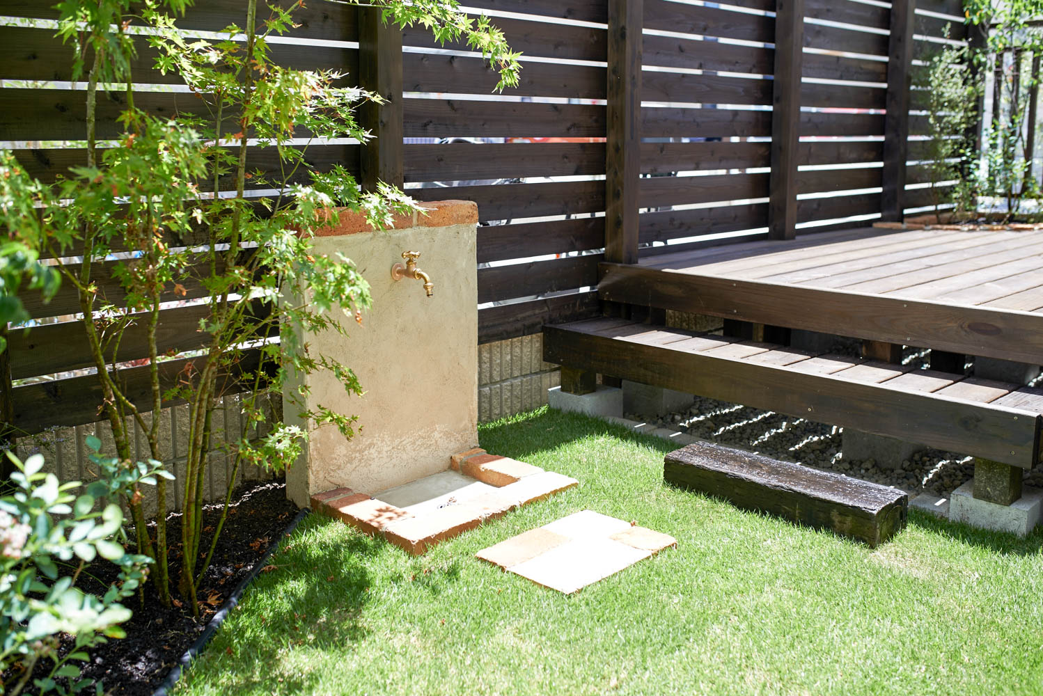 遮蔽フェンスとウッドデッキを一体化した庭