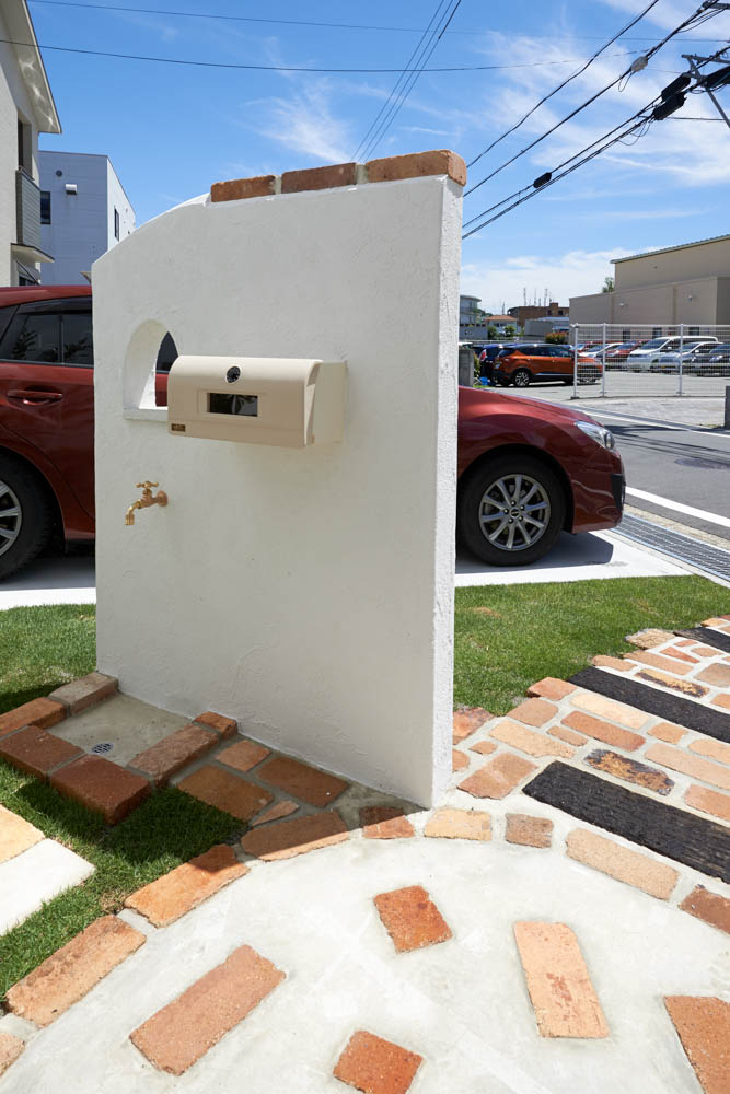 遮蔽フェンスとウッドデッキを一体化した庭