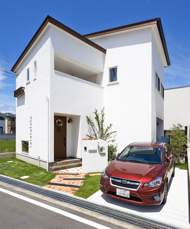 遮蔽フェンスとウッドデッキを一体化した庭