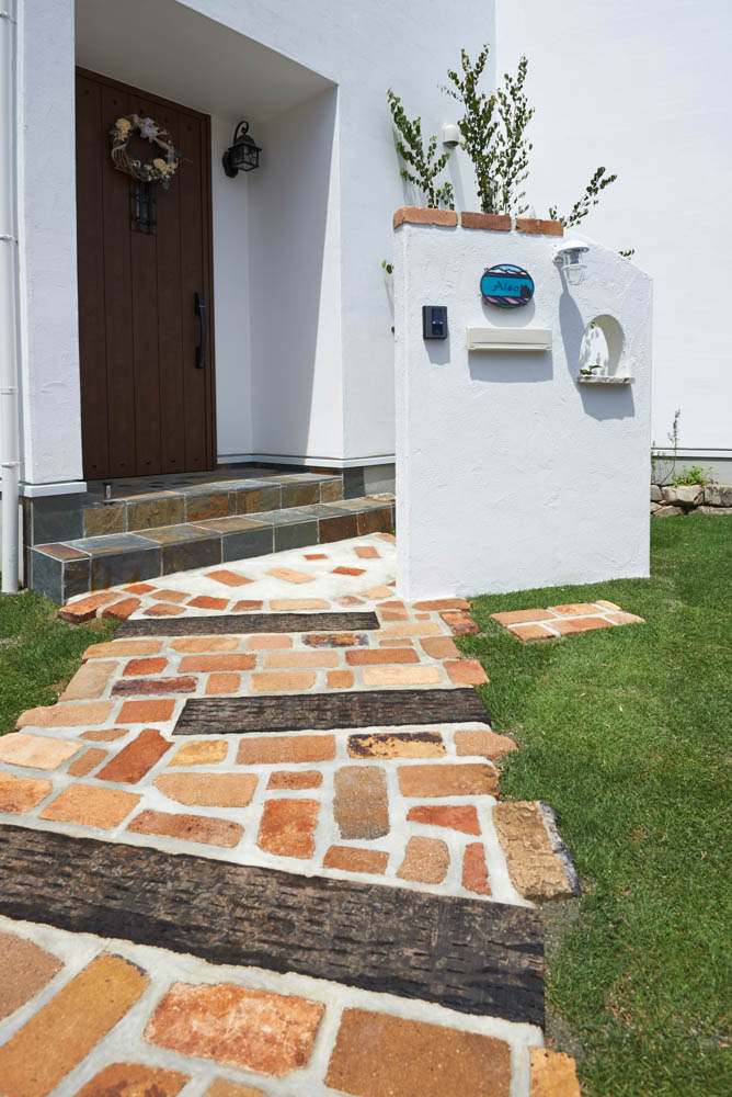 遮蔽フェンスとウッドデッキを一体化した庭