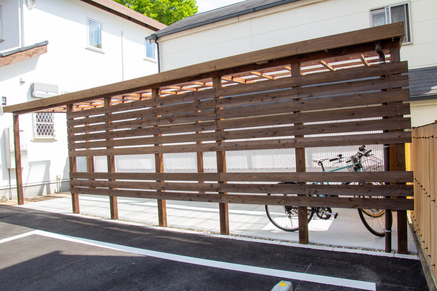 大きな木製自転車置き場（木製自転車小屋）