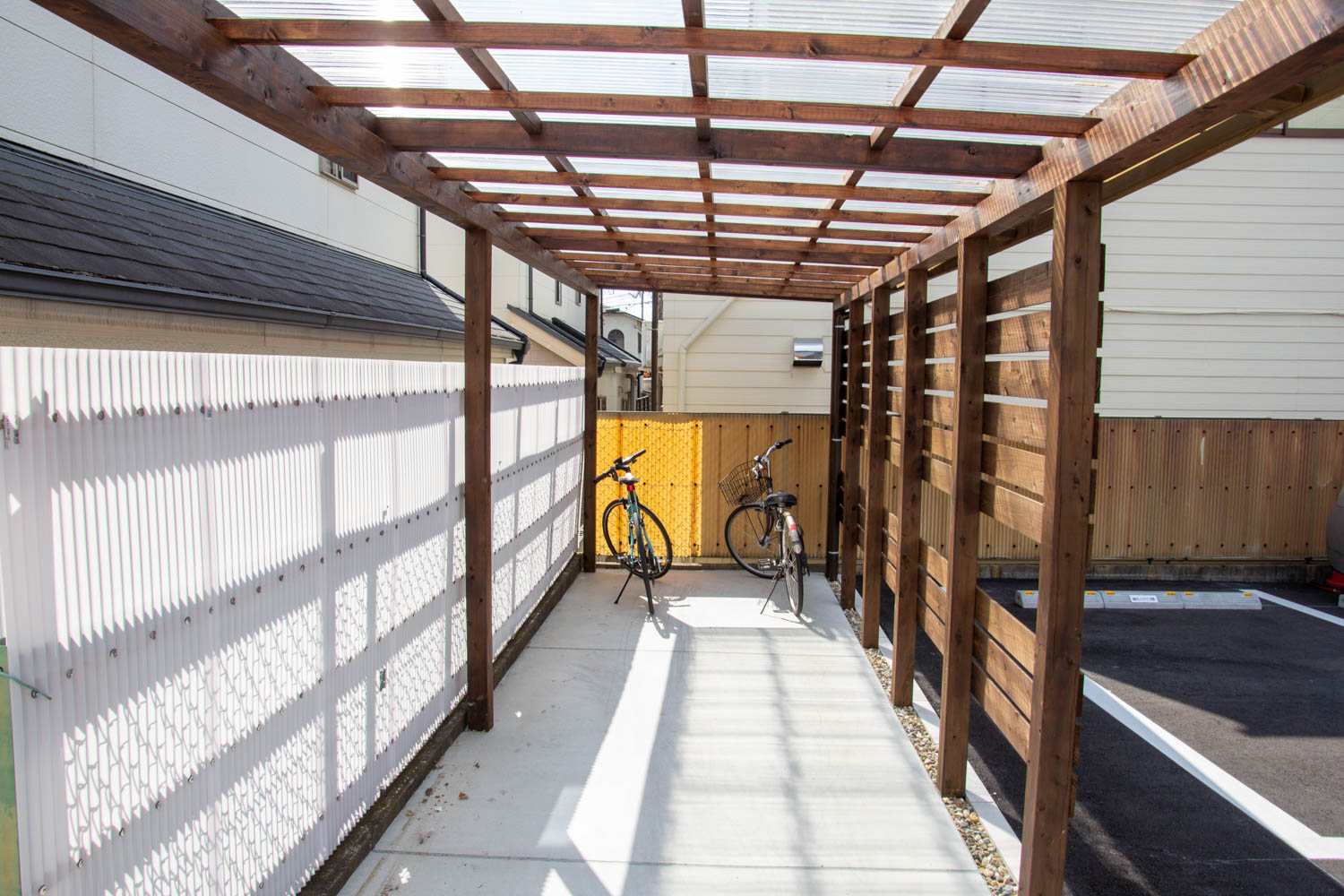 大きな木製自転車置き場（木製自転車小屋）