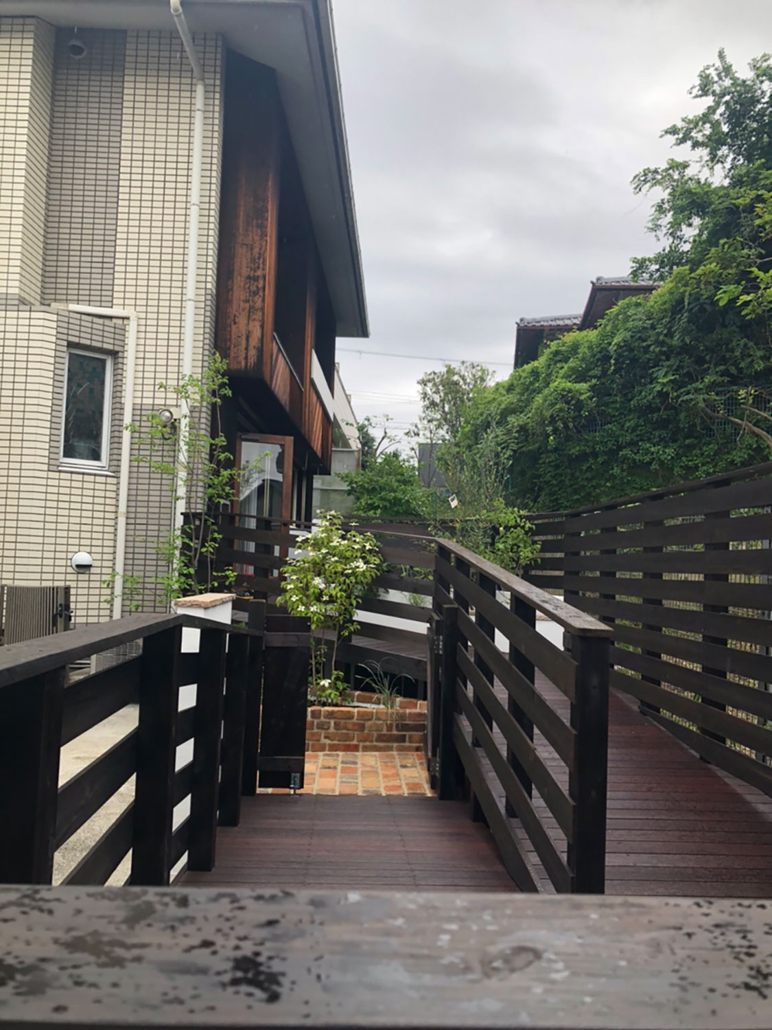 庭のマッチする実用的なスロープをウッドで作る