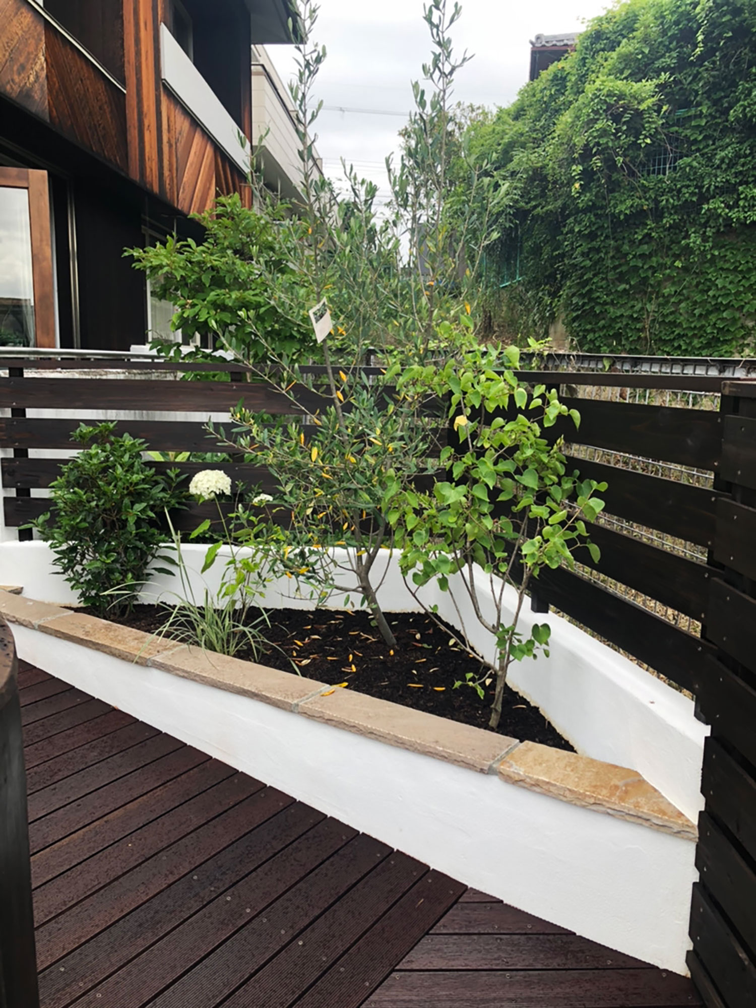 庭のマッチする実用的なスロープをウッドで作る