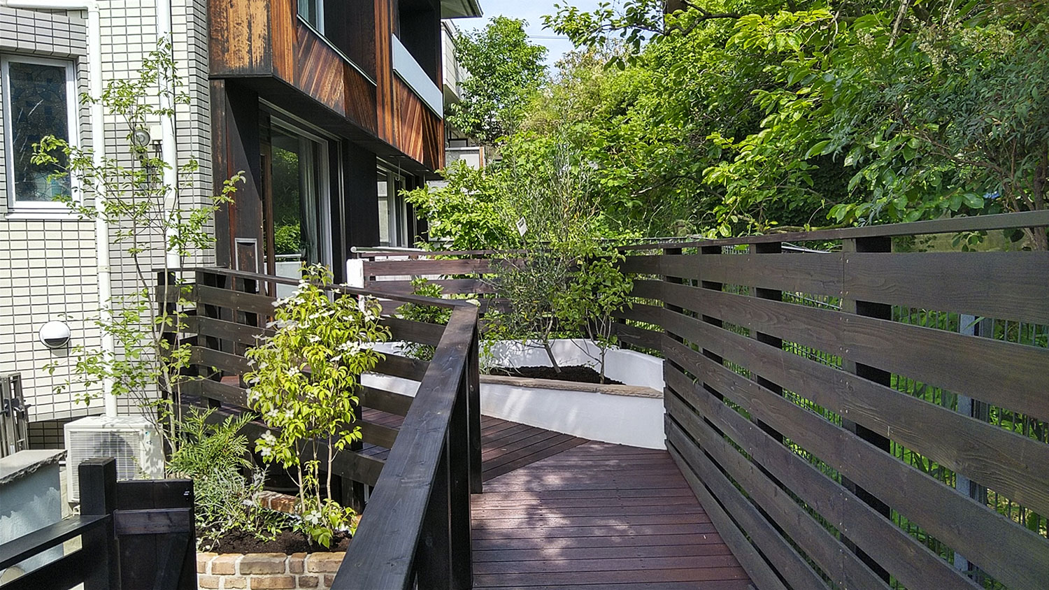 庭のマッチする実用的なスロープをウッドで作る