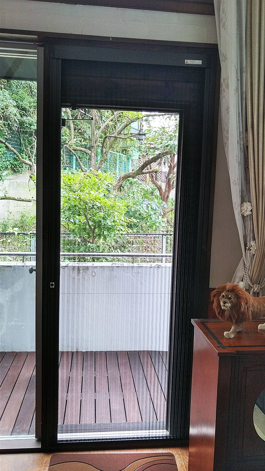 庭のマッチする実用的なスロープをウッドで作る