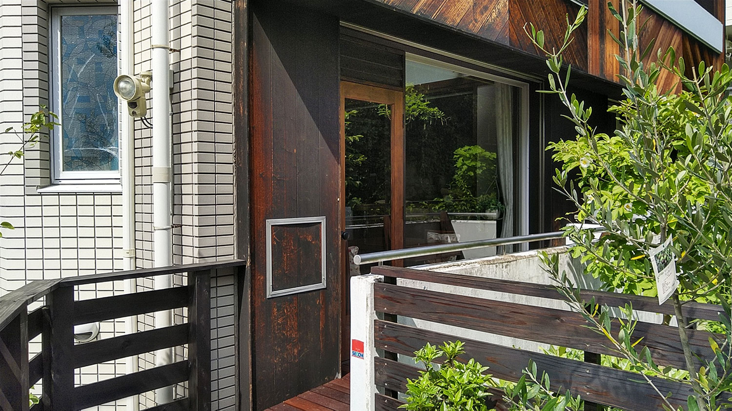 庭のマッチする実用的なスロープをウッドで作る