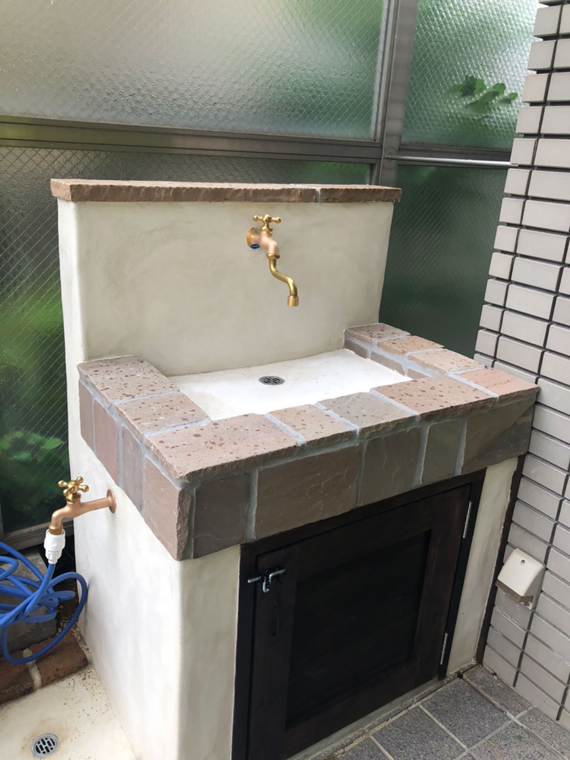 庭のマッチする実用的なスロープをウッドで作る