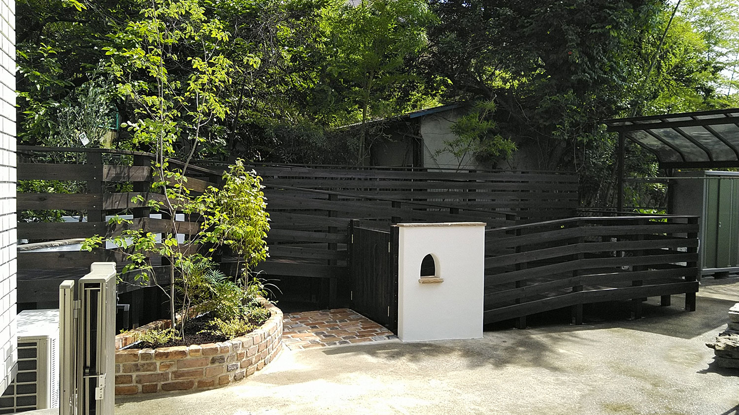 庭のマッチする実用的なスロープをウッドで作る