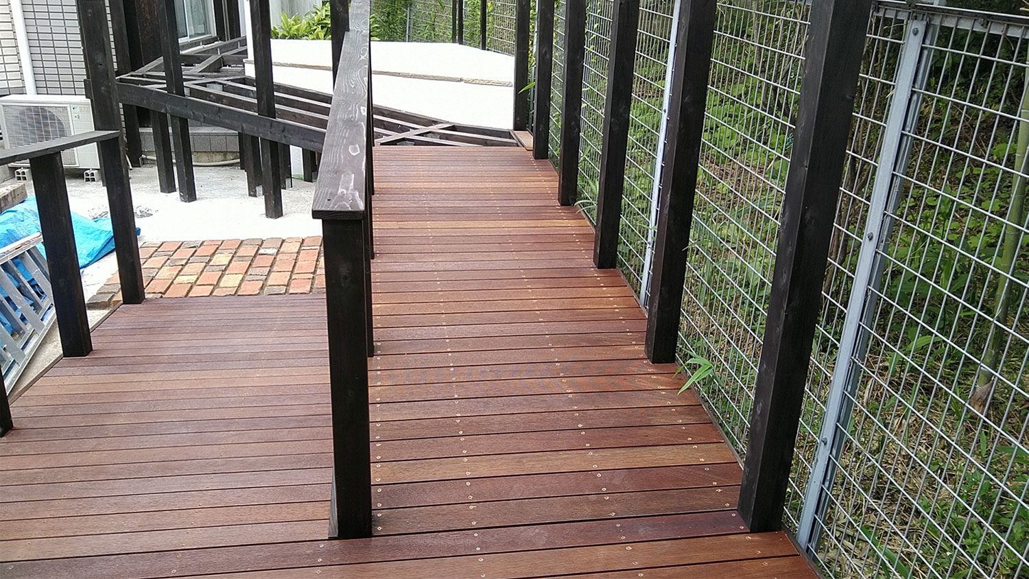 庭のマッチする実用的なスロープをウッドで作る