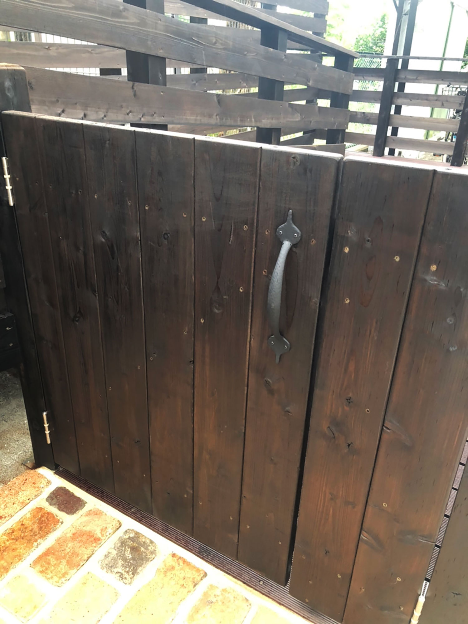 庭のマッチする実用的なスロープをウッドで作る