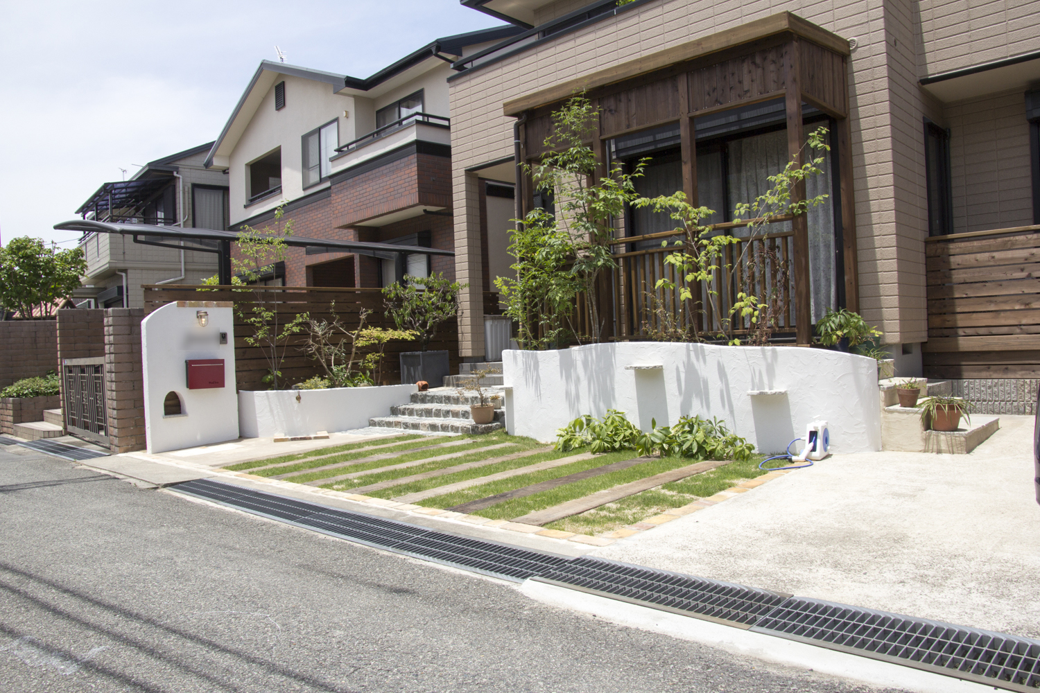 掃き出し窓の外に屋根付きウッドデッキを施工