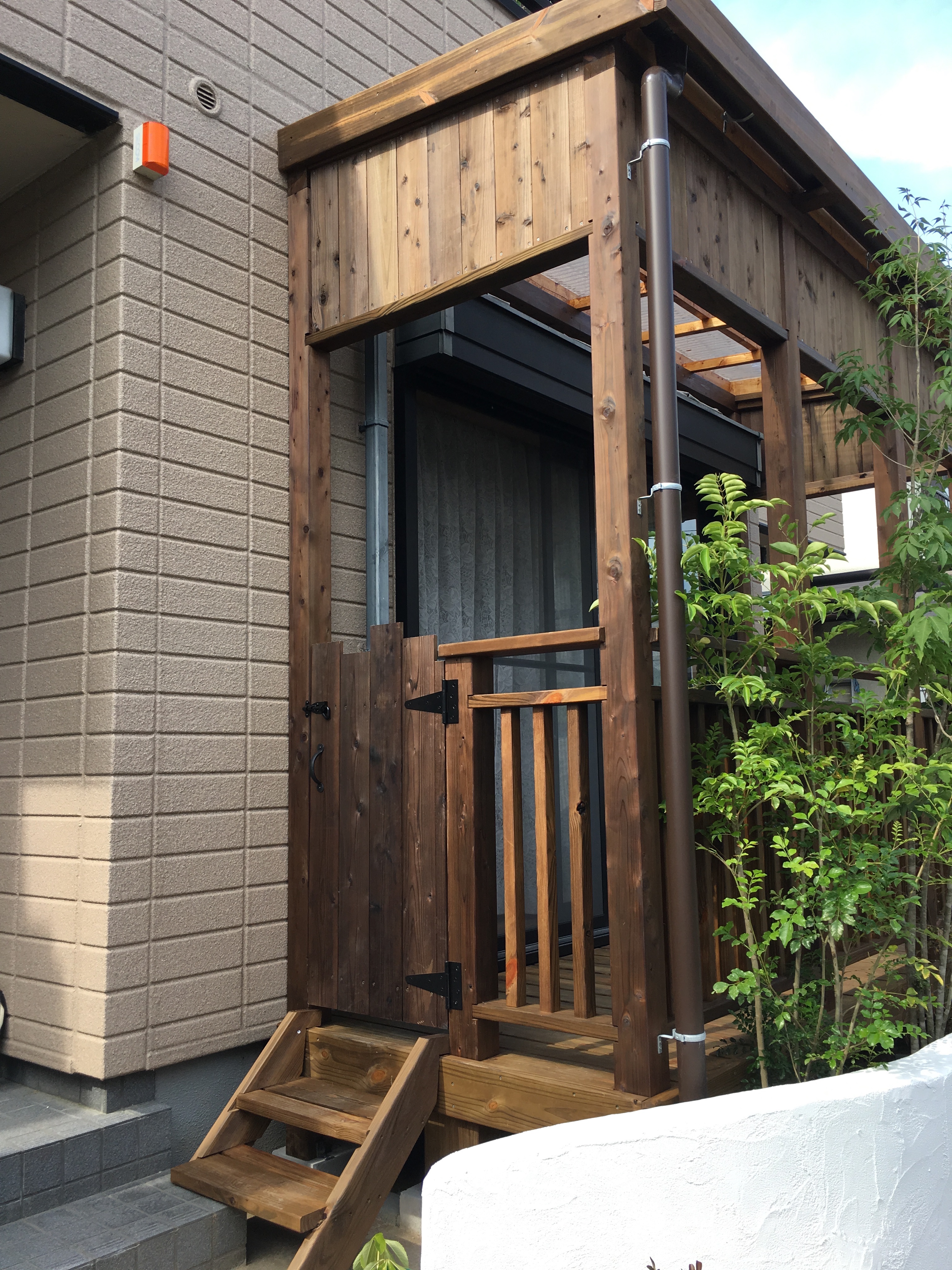 掃き出し窓の外に屋根付きウッドデッキを施工