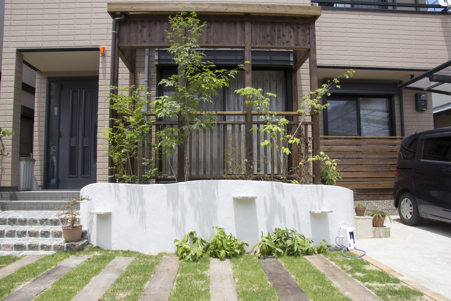 掃き出し窓の外に屋根付きウッドデッキを施工