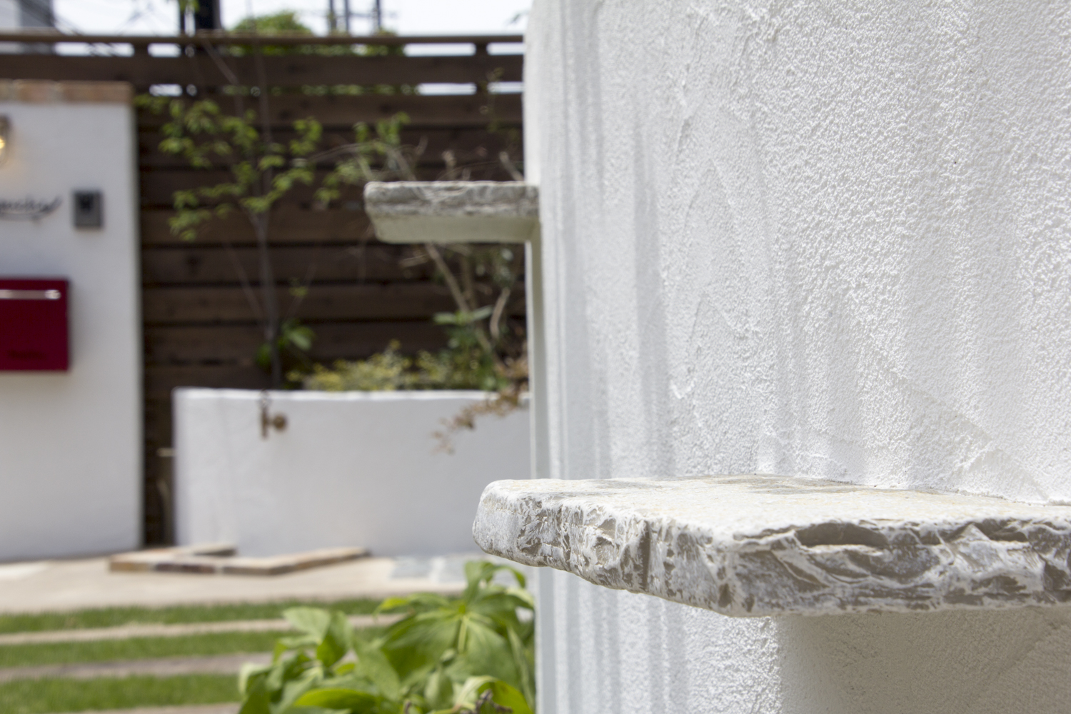 掃き出し窓の外に屋根付きウッドデッキを施工