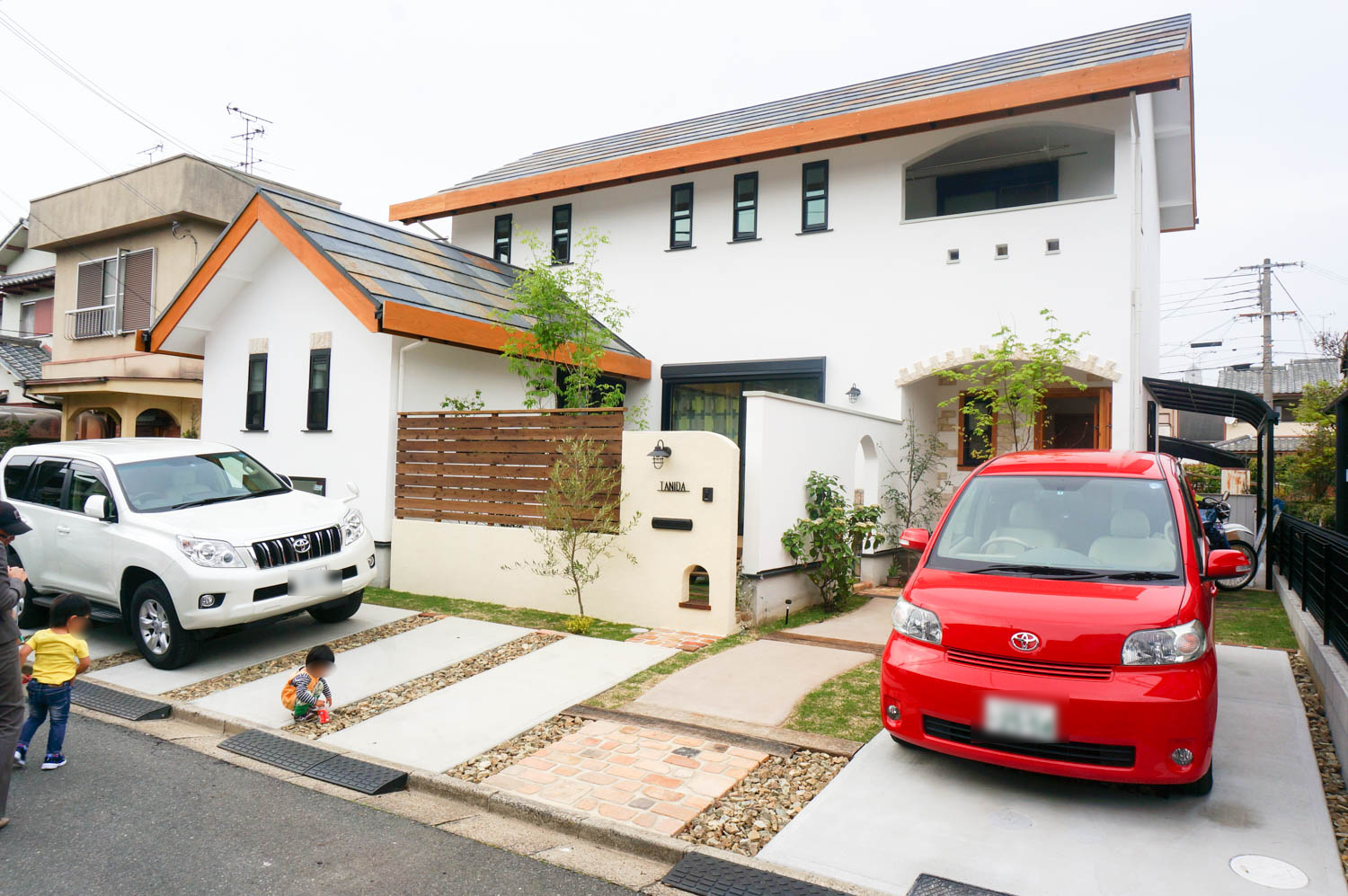 ナチュラルなデザインの駐車場