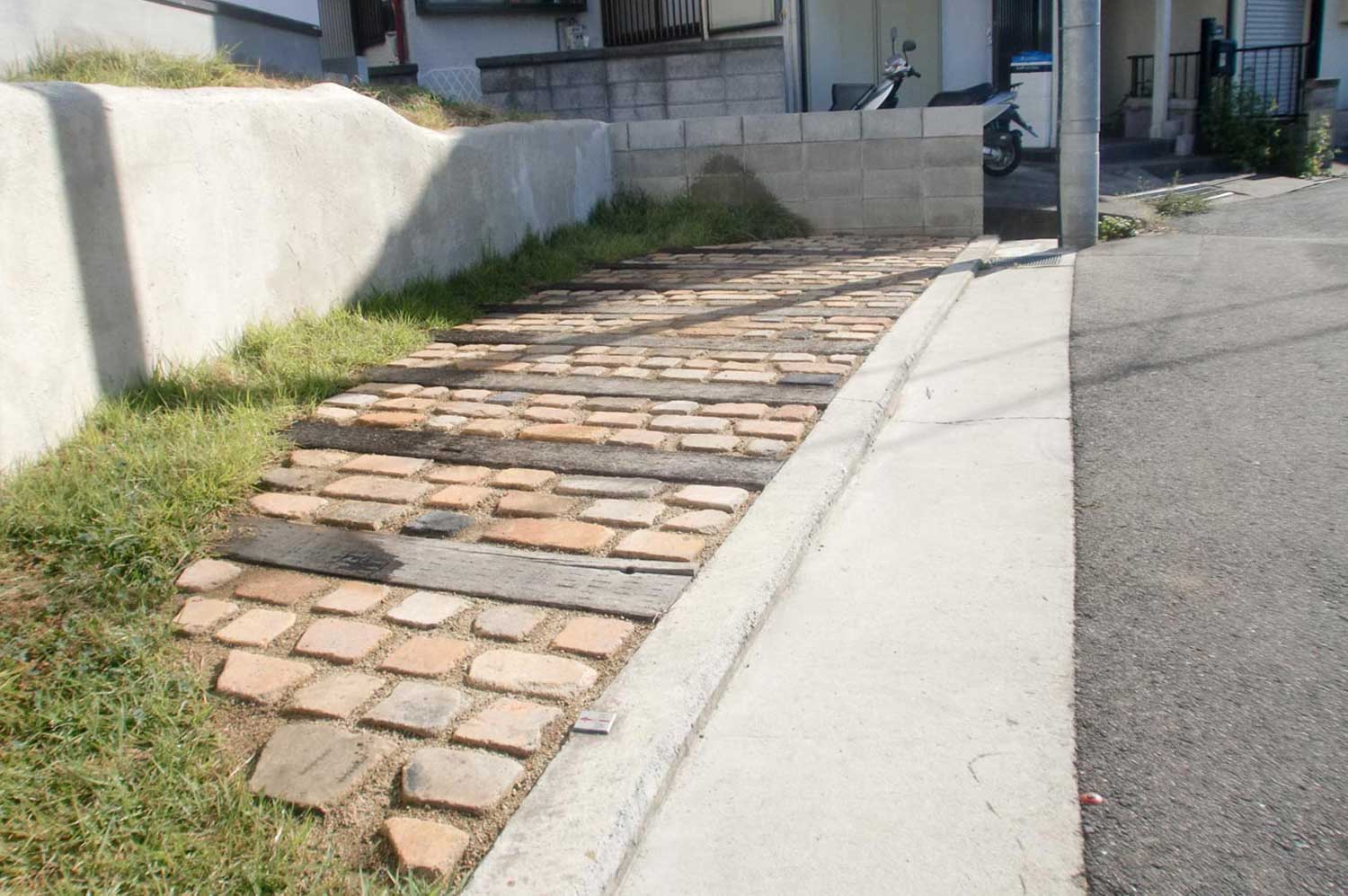 ナチュラルなデザインの駐車場