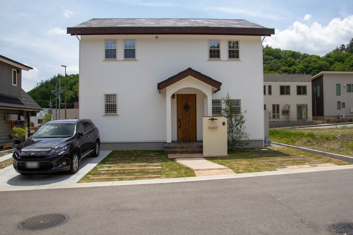 ナチュラルパーキングとウッドデッキ