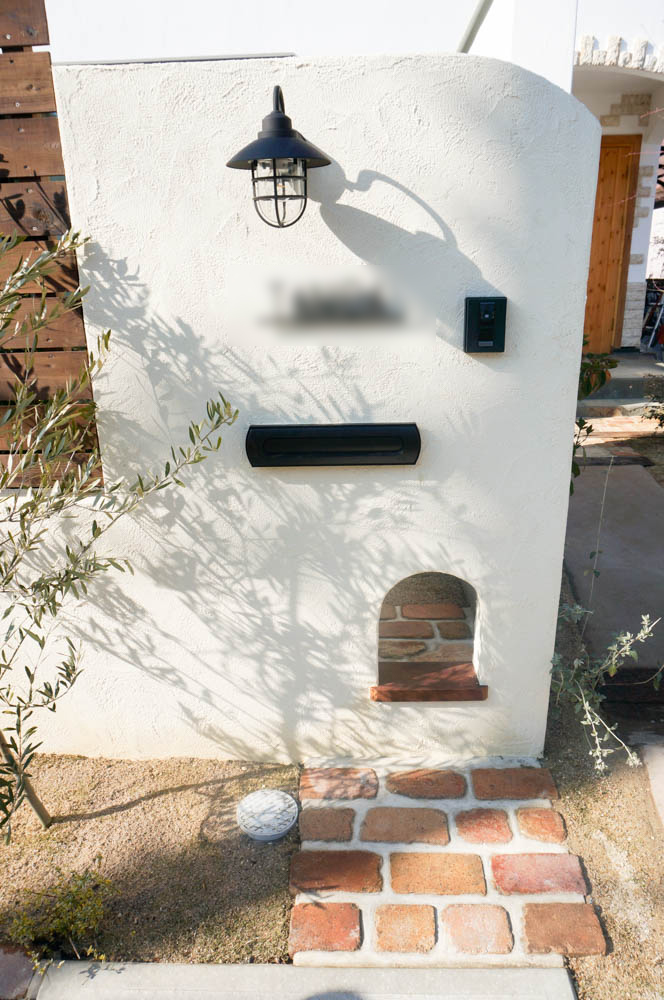 ナチュラルテイストなアプローチと中庭