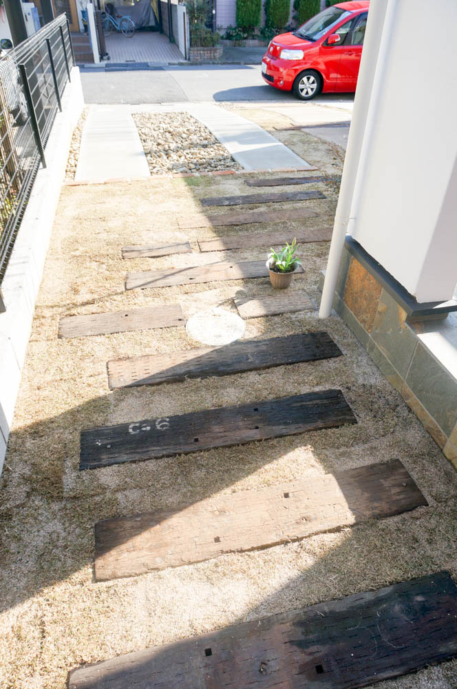 ナチュラルテイストなアプローチと中庭