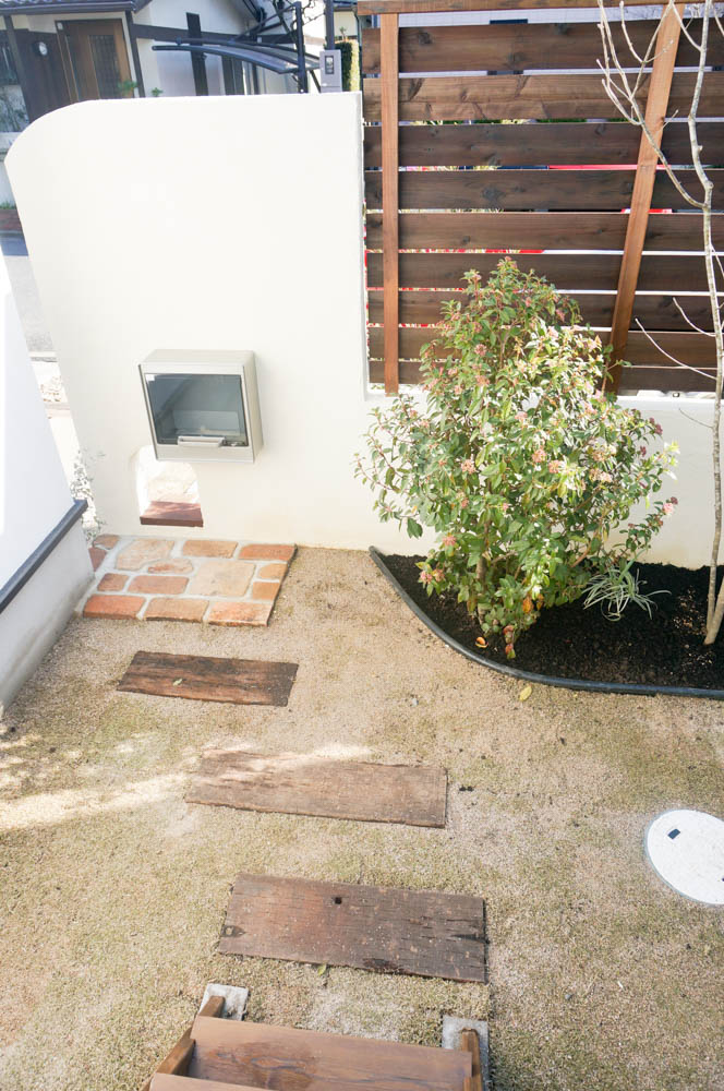 ナチュラルテイストなアプローチと中庭