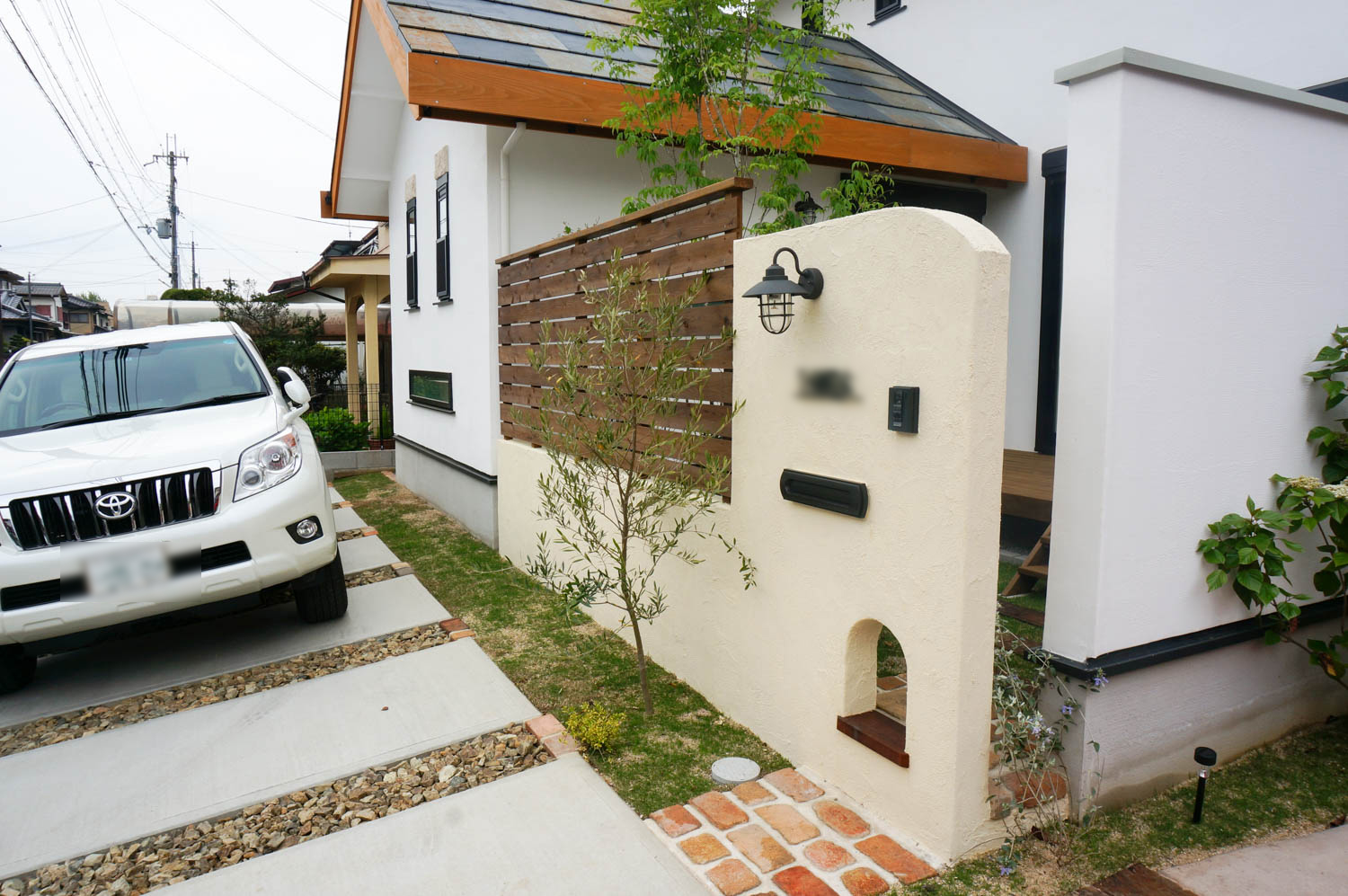 ナチュラルテイストなアプローチと中庭