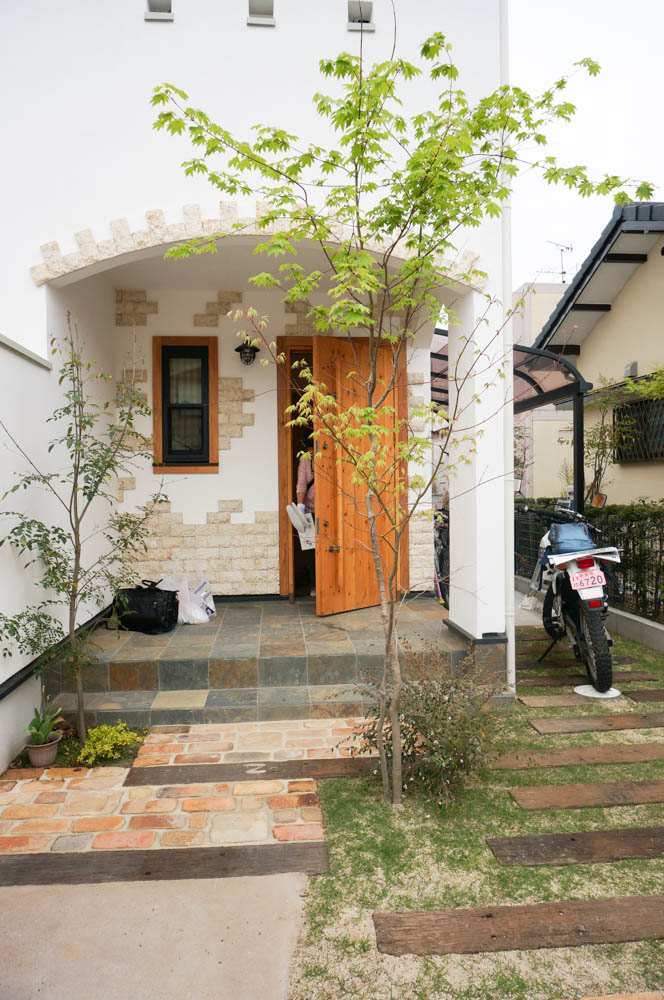 ナチュラルテイストなアプローチと中庭