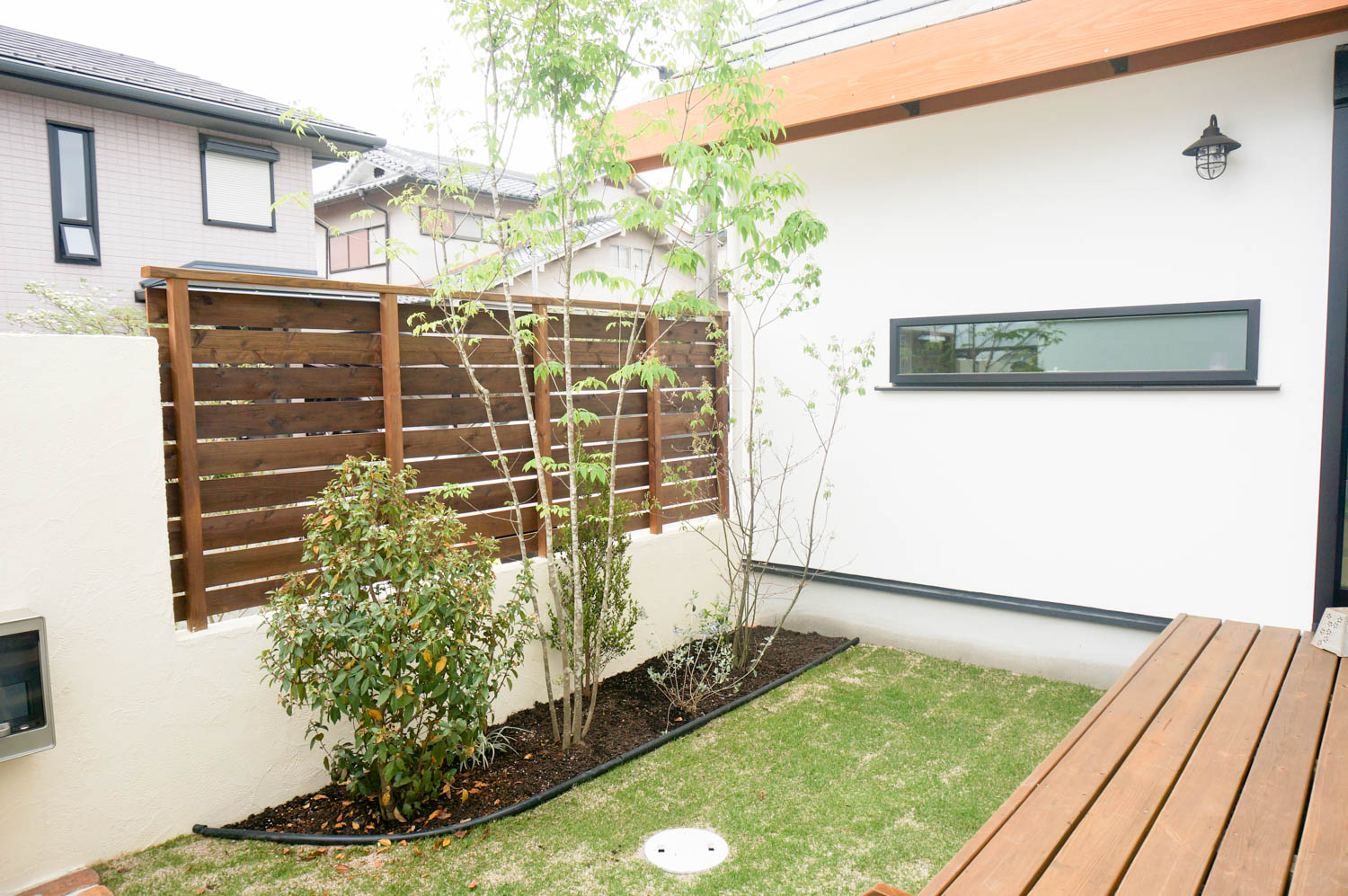 ナチュラルテイストなアプローチと中庭