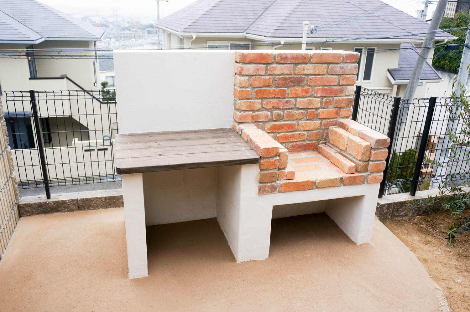 新築の庭の一角にレンガのオーダーメードのバーベーキューコンロを設置