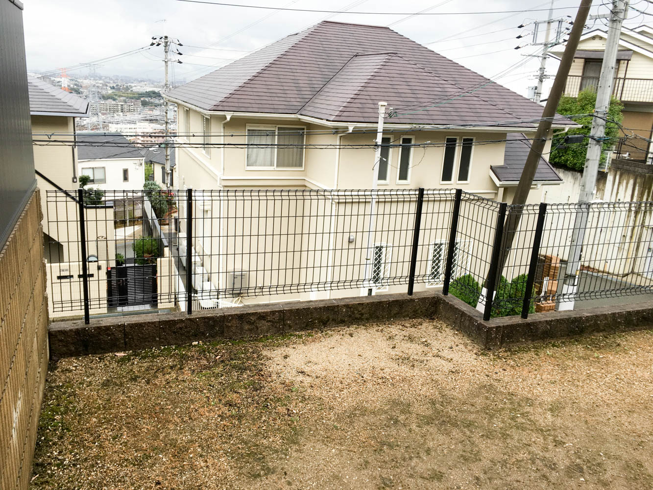 新築の庭の一角にレンガのオーダーメードのバーベーキューコンロを設置