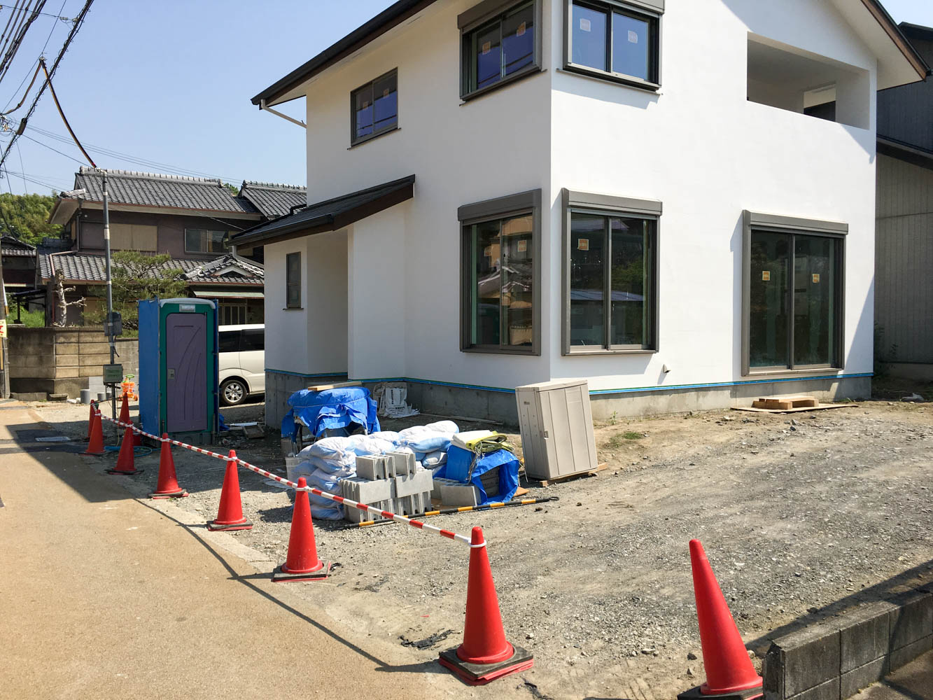 子どもが道路に飛びなさない対策をした庭の施工前