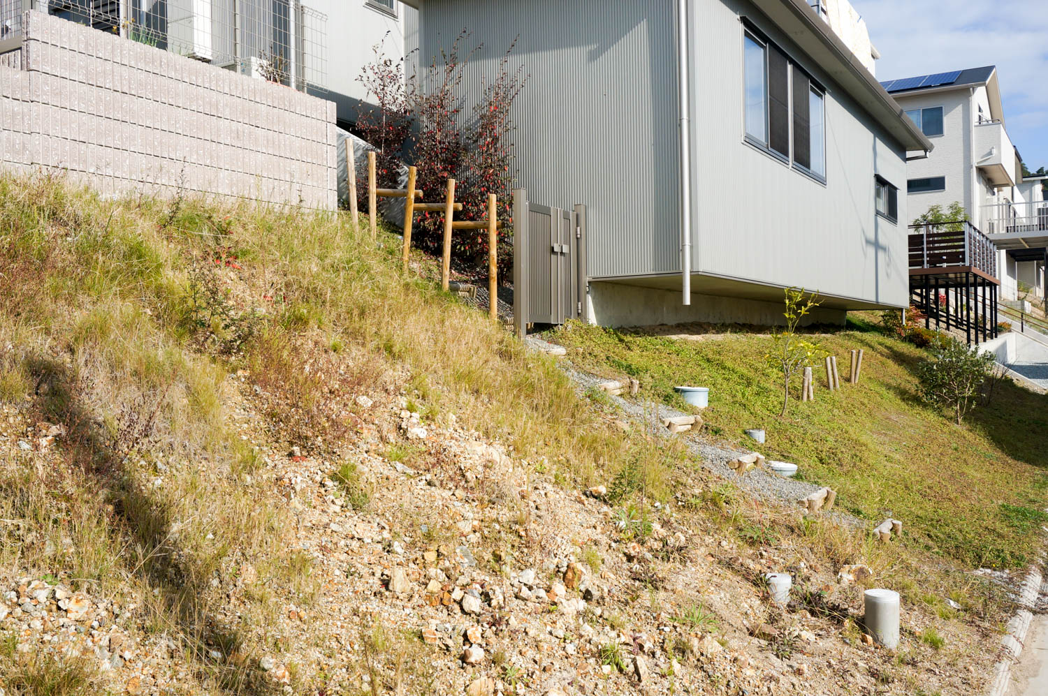 ２メートルの高低差の斜面を庭として有効活用する