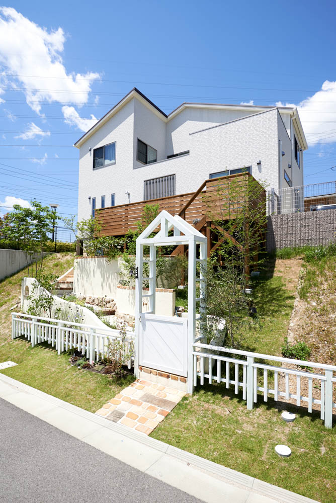 ２メートルの高低差の斜面を庭として有効活用する