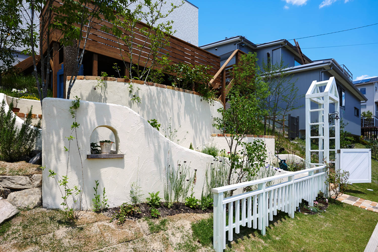 ２メートルの高低差の斜面を庭として有効活用する