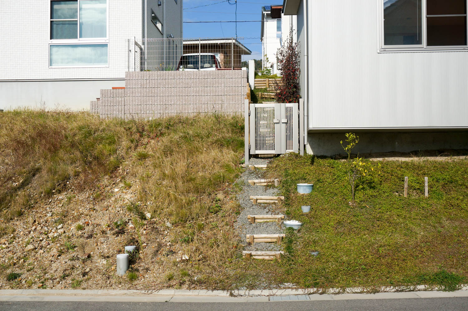 ２メートルの高低差の斜面を庭として有効活用する