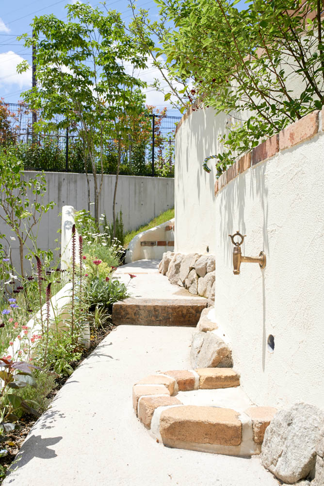 ２メートルの高低差の斜面を庭として有効活用する